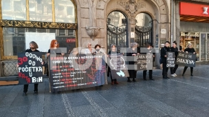 Žene u crnom na Trgu republike